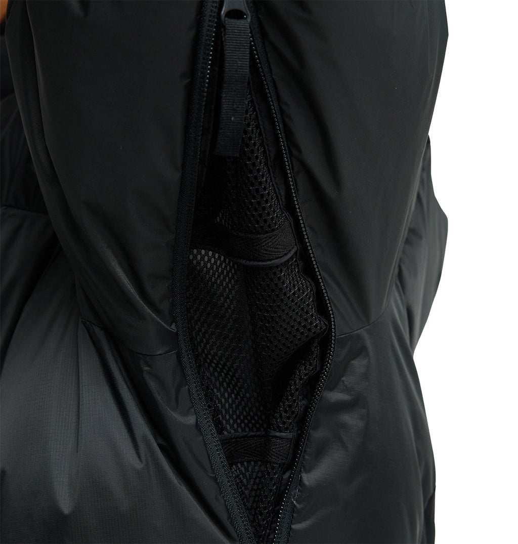 Close-up of the DC Shoes Powder Puffer 10K jacket in black, featuring a partially unzipped side vent that reveals its black mesh lining for enhanced breathable protection.